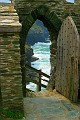 7897__Tintagel__Tor mit blauem meer
